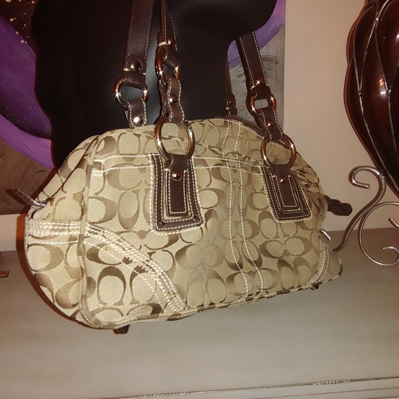 Beautiful and immaculate Coach Handbag!! ❤ - Picture 2 of 8